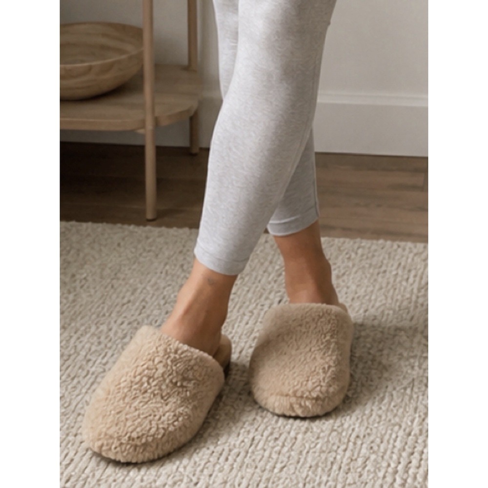NEW Steve Madden Vesa Beige Teddy Sherpa Faux Fur Mule Clog Slippers Cozy Shoes